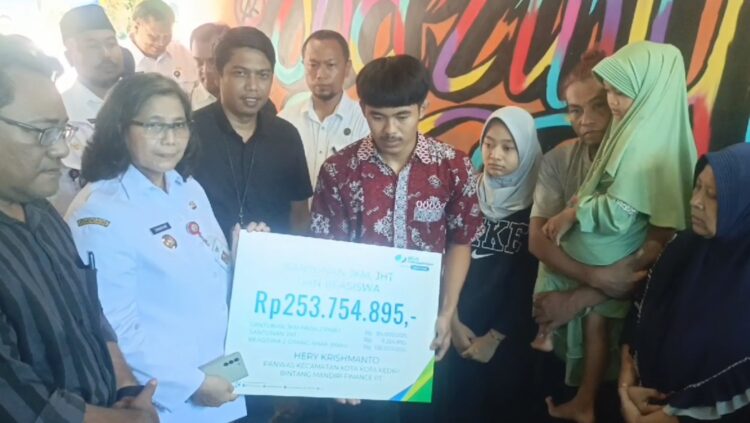Pemberian Bantuan Kepada Pengawas Kelurahan Pakelan