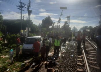 Mobil Pickup Grandmax Putih Tertemper KA Malabar di Perlintasan Tanpa Palang Pintu Aryojeding Tulungagung