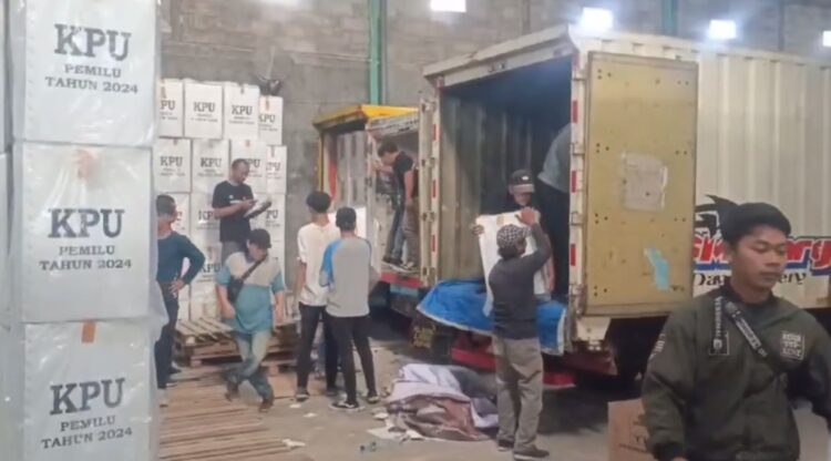 KPU Kota Kediri Mulai Distribusikan Kotak Suara dan Perlengkapan Pemilu