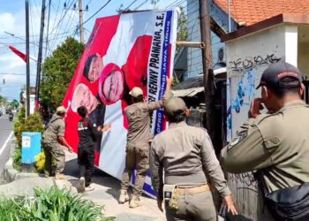 Penertiban Ribuan APK Di Masa Tenang, Petugas Gabungan Kediri Gunakan Mobil Crane