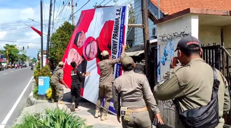 Penertiban Ribuan APK Di Masa Tenang, Petugas Gabungan Kediri Gunakan Mobil Crane