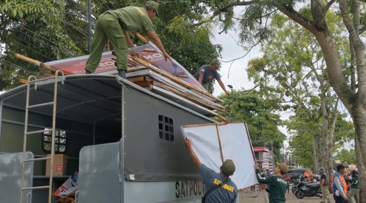 Ribuan Alat Peraga Kampanye Di Tulungagung Ditertibkan