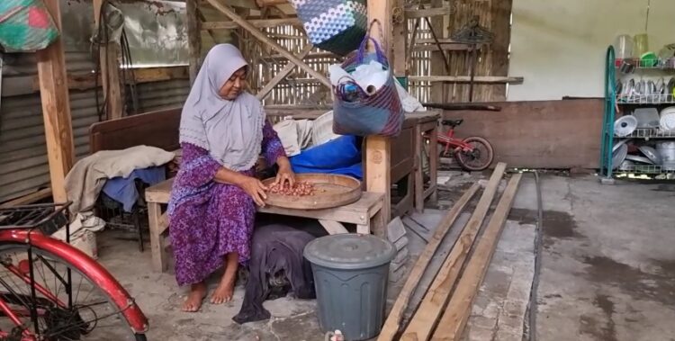 Nenek Sebatangkara Sedih Rumahnya Terancam Ambruk