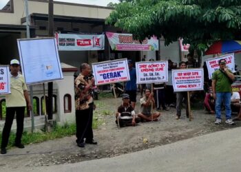 Demo Protes Jalan Rusak Akibat Dilalui Truk Pasir