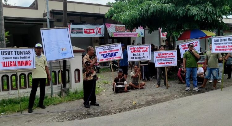 Demo Protes Jalan Rusak Akibat Dilalui Truk Pasir