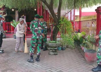 Jelang Imlek TNI Polri Di Tulungagung Bersama-Sama Bersihkan Klenteng Tjoe Tik Kiong