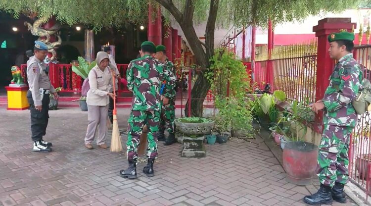 Jelang Imlek TNI Polri Di Tulungagung Bersama-Sama Bersihkan Klenteng Tjoe Tik Kiong