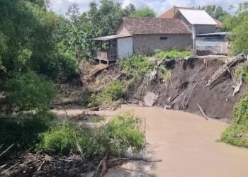 Plengsengan Sungai Longsor Dapur Roboh 2 Rumah Terancam