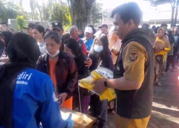 Harga Beras Melambung, Warga Antre Panjang Untuk Dapatkan Beras