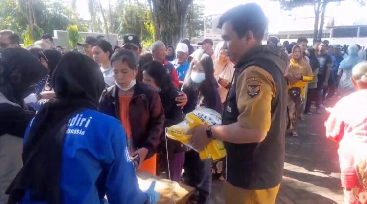 Harga Beras Melambung, Warga Antre Panjang Untuk Dapatkan Beras
