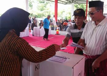 Simulasi Pencoblosan Pemilu 2024, Warga Kesulitan Melipat Kembali Surat Suara