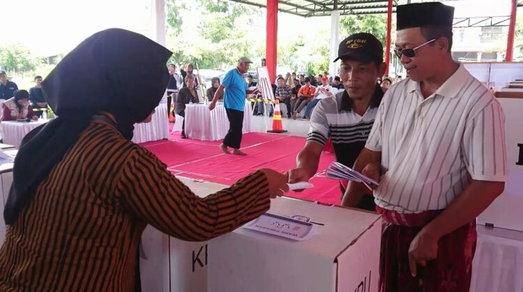 Simulasi Pencoblosan Pemilu 2024, Warga Kesulitan Melipat Kembali Surat Suara