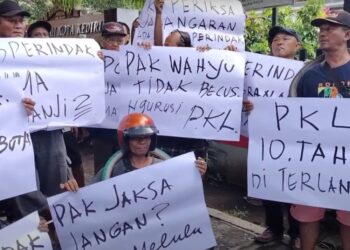 Puluhan Pedagang Pasar Loak Kaliombo Geruduk Kantor Disperdagin Kota Kediri