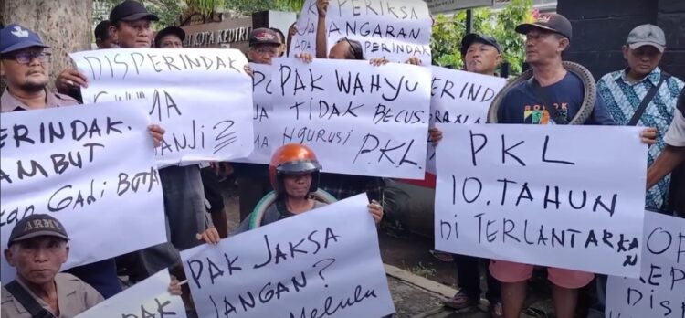 Puluhan Pedagang Pasar Loak Kaliombo Geruduk Kantor Disperdagin Kota Kediri