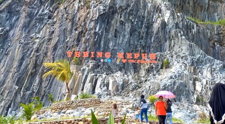 Sulap Bekas Galian Tambang Jadi Tempat Wisata 