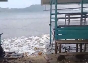 Banjir Rob Terjang Pertokoan Pantai Konang Trenggalek, Diprediksi Gelombang Tinggi Dan Angin Kecang Terjadi Selama 3 Hari Kedepan