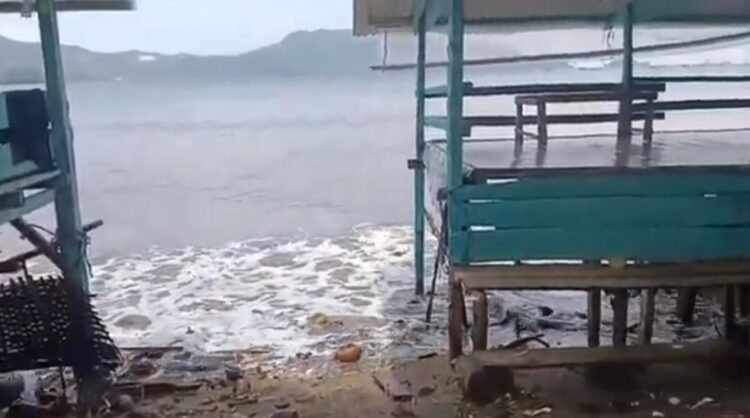 Banjir Rob Terjang Pertokoan Pantai Konang Trenggalek, Diprediksi Gelombang Tinggi Dan Angin Kecang Terjadi Selama 3 Hari Kedepan