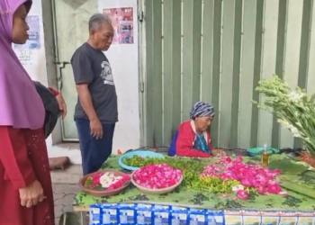 Penjual Bunga Makam Tak Naikkan Harga