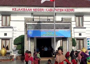 Warga Lakukan Aksi Borong Sembako Dalam Bazar Ramadhan Di Kantor Kejaksaan Negeri Kabupaten Kediri