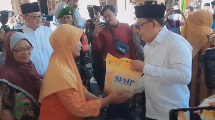 PJ Gubernur Jatim Pantau Pasar Murah Pemrov Jatim Di Kota Kediri