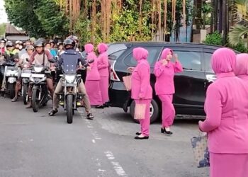 Bangun Kekompakan , Polsek Pesantren Dan Bhayangkari Bagi Takjil