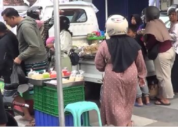 Warga Ngabuburit Dan Beli Makan Berbuka