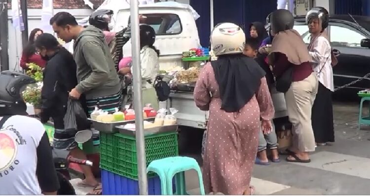 Warga Ngabuburit Dan Beli Makan Berbuka
