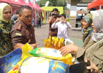 Warga Serbu Bazar Sembako Murah di Kantor Kejaksaan Negeri Tulungagung