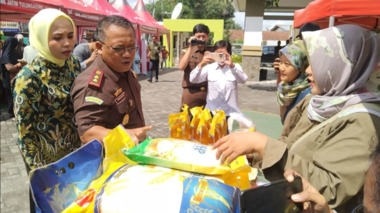 Warga Serbu Bazar Sembako Murah di Kantor Kejaksaan Negeri Tulungagung