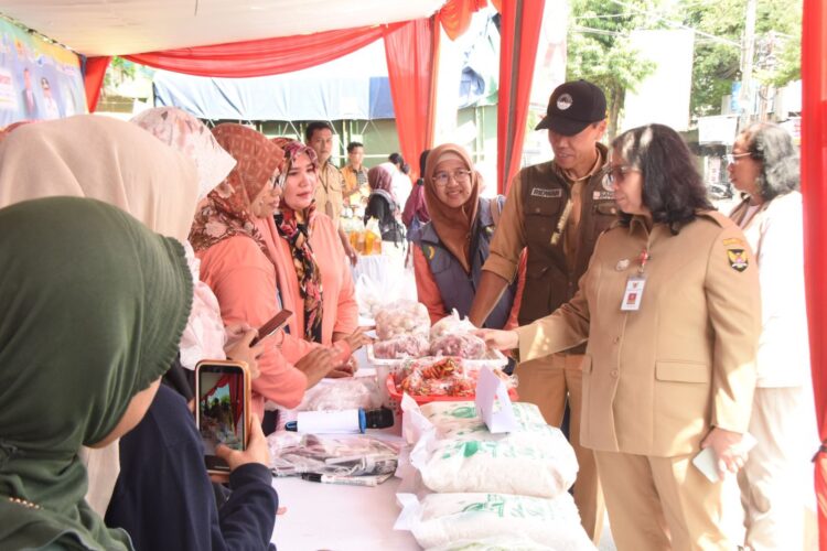 PJ Wali Kota Kediri Tinjau Gerakan Pangan Murah Serentak Nasional