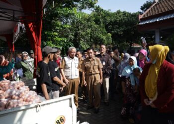 Pj Bupati Nganjuk Ikuti Apel Siaga Pengamanan Pasokan dan Harga Pangan Periode HBKN Jelang Idul Fitri 2024 di Jatirejo, Kecamatan Nganjuk