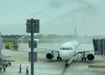 Water Salute Sambut Pendaratan Pertama di Bandara Dhoho Kediri