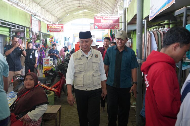 Pj Bupati Nganjuk sidak pasar pastikan stok bahan pangan aman menjelang Hari Raya Idul Fitri 1445 H
