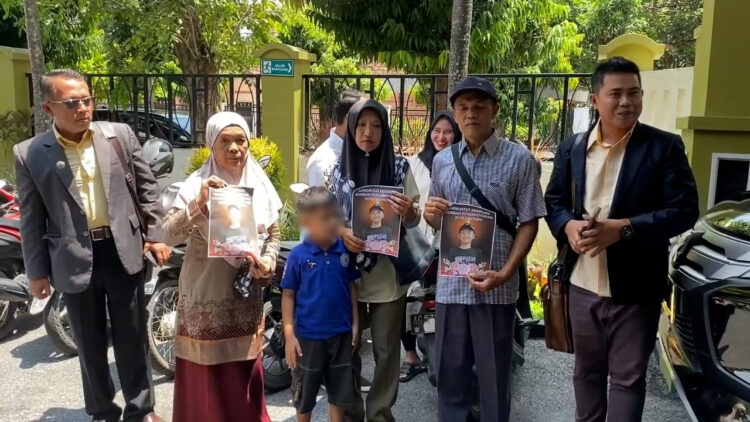 Bawa Poster Minta Keadilan, Orang Tua Santri Korban Pengeroyokan Hingga Tewas Datangi Kantor Kejari