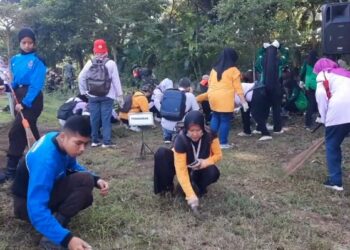 Kerja Bakti Bersih Sungai Brantas Dalam Peringatan Hari Bumi Sedunia