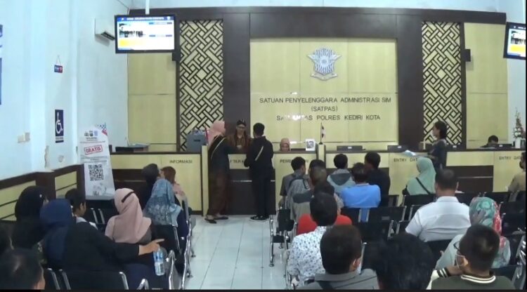 Dalam memperingati Hari Kartini  anggota Satlantas Polres Kediri