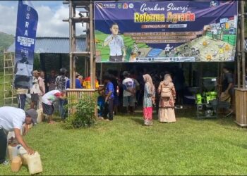 Kesulitan Pupuk Subsidi, Ratusan Petani Trenggalek Antri Pupuk Organik Cair