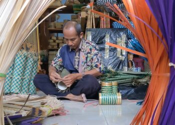 Kerajinan Unik Stoples Bambu Wadah Jajanan Lebaran