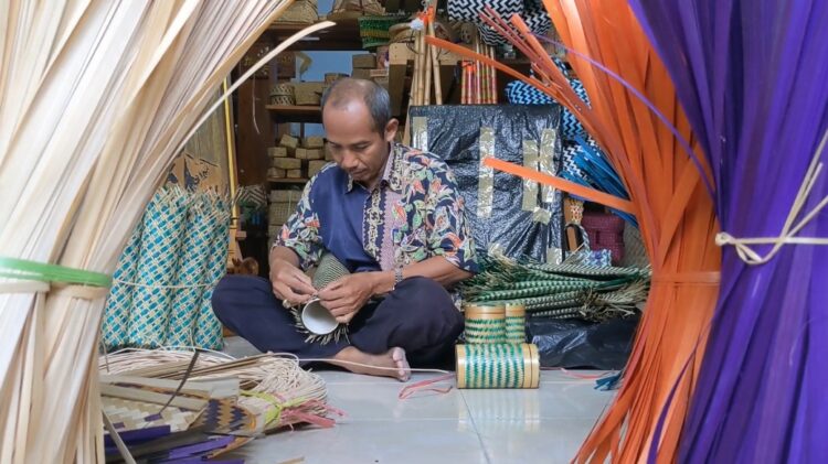 Kerajinan Unik Stoples Bambu Wadah Jajanan Lebaran