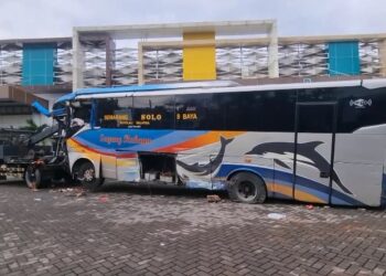 Bus Tabrak Truk Box, 5 Luka