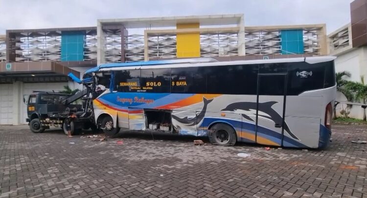 Bus Tabrak Truk Box, 5 Luka