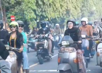 Ratusan Perempuan Naik Vespa Keliling Kota Kediri Dengan Memakai Kebaya