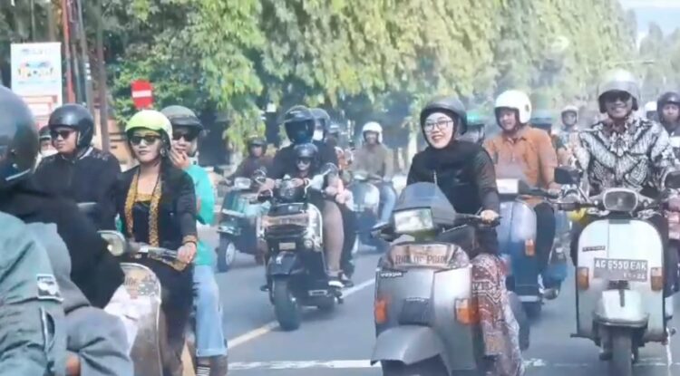 Ratusan Perempuan Naik Vespa Keliling Kota Kediri Dengan Memakai Kebaya
