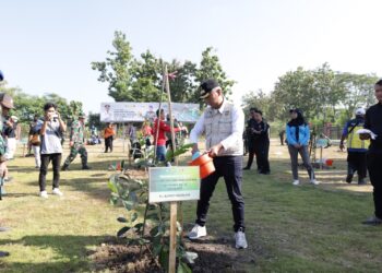 Peringati Hari Bumi dan Air Sedunia, Pj Bupati Tanam Pohon dan Sebar Benih Ikan di Semantok