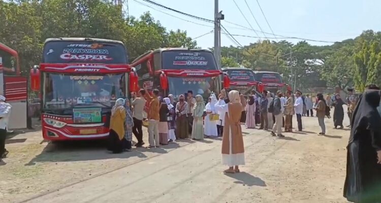 Sebanyak 304 Jamaah Haji Diberangkatkan Dari Kota Kediri