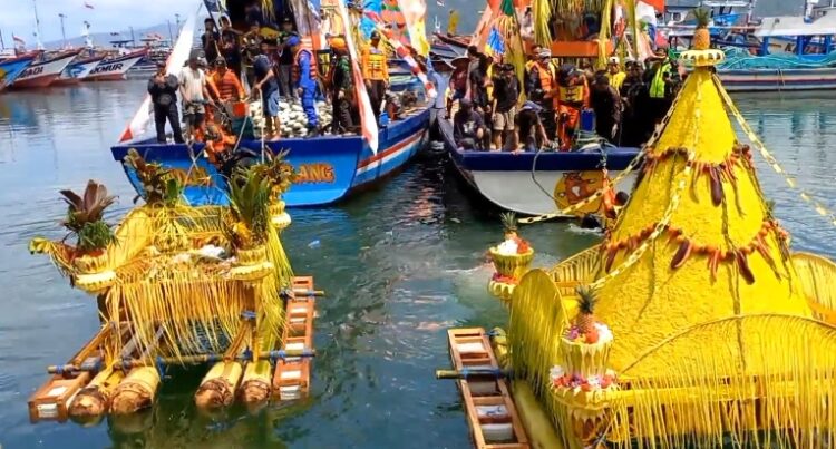 Upacara Adat Larung Sembonyo Prigi Trenggalek, Gus Ipin Ajak Doa Bersama Untuk Nelayan Hilang