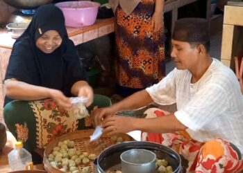 Kisah Suami Istri Penjual Pentol Asal Trenggalek yang Berangkat Haji