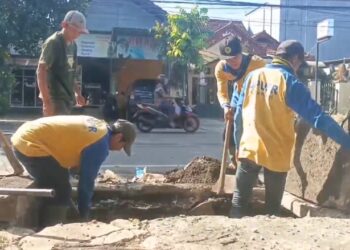 Musim Kemarau, Dinas PUPR Kota Kediri Bersihkan Tumpukan Waled Drainase