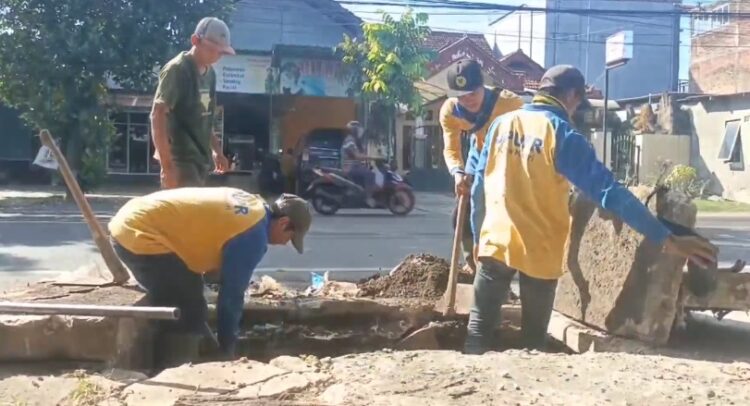 Musim Kemarau, Dinas PUPR Kota Kediri Bersihkan Tumpukan Waled Drainase