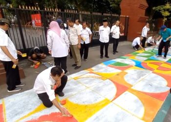 Promosikan Jalur Sepeda Aman, Bupati Trenggalek Gandeng Seniman untuk Mural Jalan